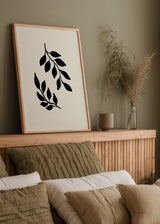 Cuadro decorativo de estilo minimalista y orgánico colocado en salón, ramas botánicas negras minimalistas, modelo Black Twigs