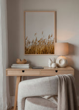 Cuadro decorativo de estilo minimalista y orgánico colocado en salón, fotografía serena de campo de trigo, modelo Campo de Trigo