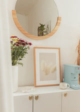Cuadro decorativo de estilo minimalista y orgánico colocado en salón, plumas secas en tonos beige, modelo Cola de Conejo