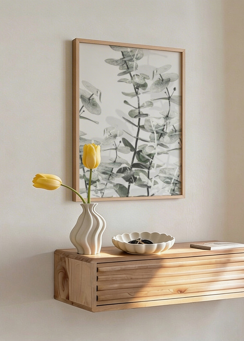 Cuadro decorativo de estilo minimalista y orgánico colocado en salón, ramas de eucalipto en tonos suaves, modelo Eucalipto I