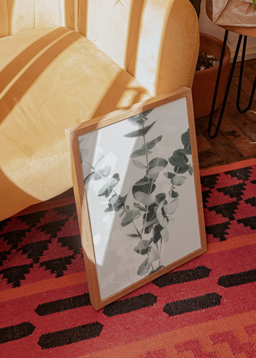 Cuadro decorativo de estilo minimalista y orgánico colocado en salón, ramas de eucalipto en tonos suaves, modelo Eucalipto III