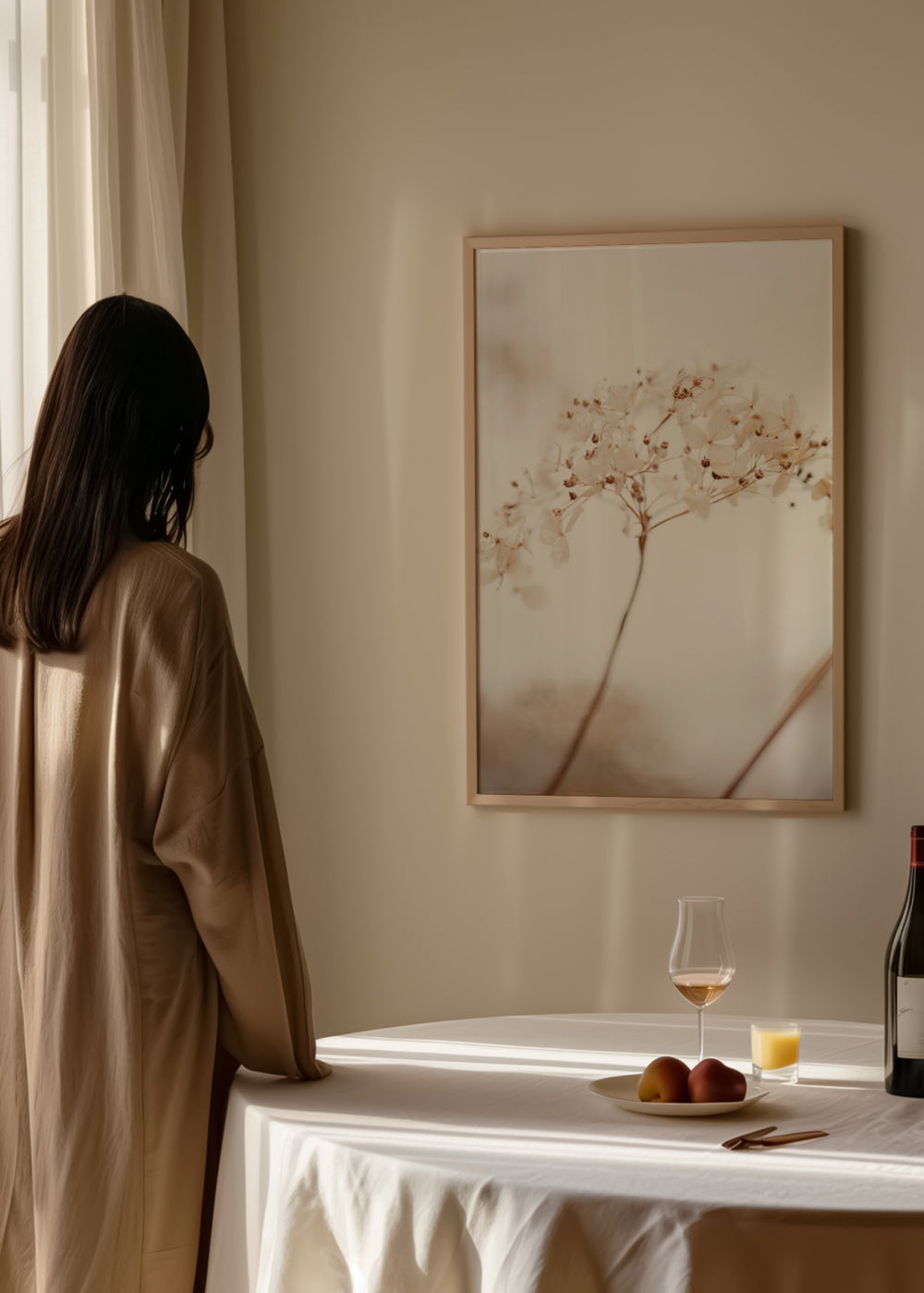 Cuadro decorativo de estilo minimalista y orgánico colocado en salón, fotografía de flores silvestres blancas, modelo Flores Blancas Silvestres