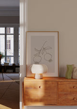 Cuadro decorativo de estilo minimalista y orgánico colocado en salón, ilustración minimalista de granadas botánicas, modelo Granada Ilustrada