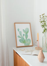 Cuadro decorativo de estilo minimalista y orgánico colocado en salón, ilustración minimalista de cactus en acuarela, modelo Ilustración Cactus I