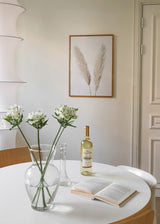 Cuadro decorativo de estilo minimalista y orgánico colocado en salón, plumas de pampas beige sobre fondo claro, modelo Pampas Beiges