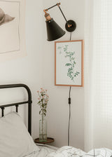 Cuadro decorativo de estilo minimalista y orgánico colocado en salón, rama botánica delicada en verde, modelo Rama Detallada