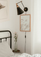 Cuadro decorativo de estilo minimalista y orgánico colocado en salón, cañas secas suaves en tonos neutros, modelo REED