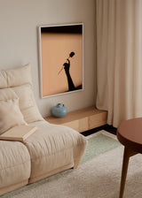 Cuadro decorativo de estilo minimalista y sereno colocado en dormitorio, silueta floral en sombra, modelo Sombras florales I