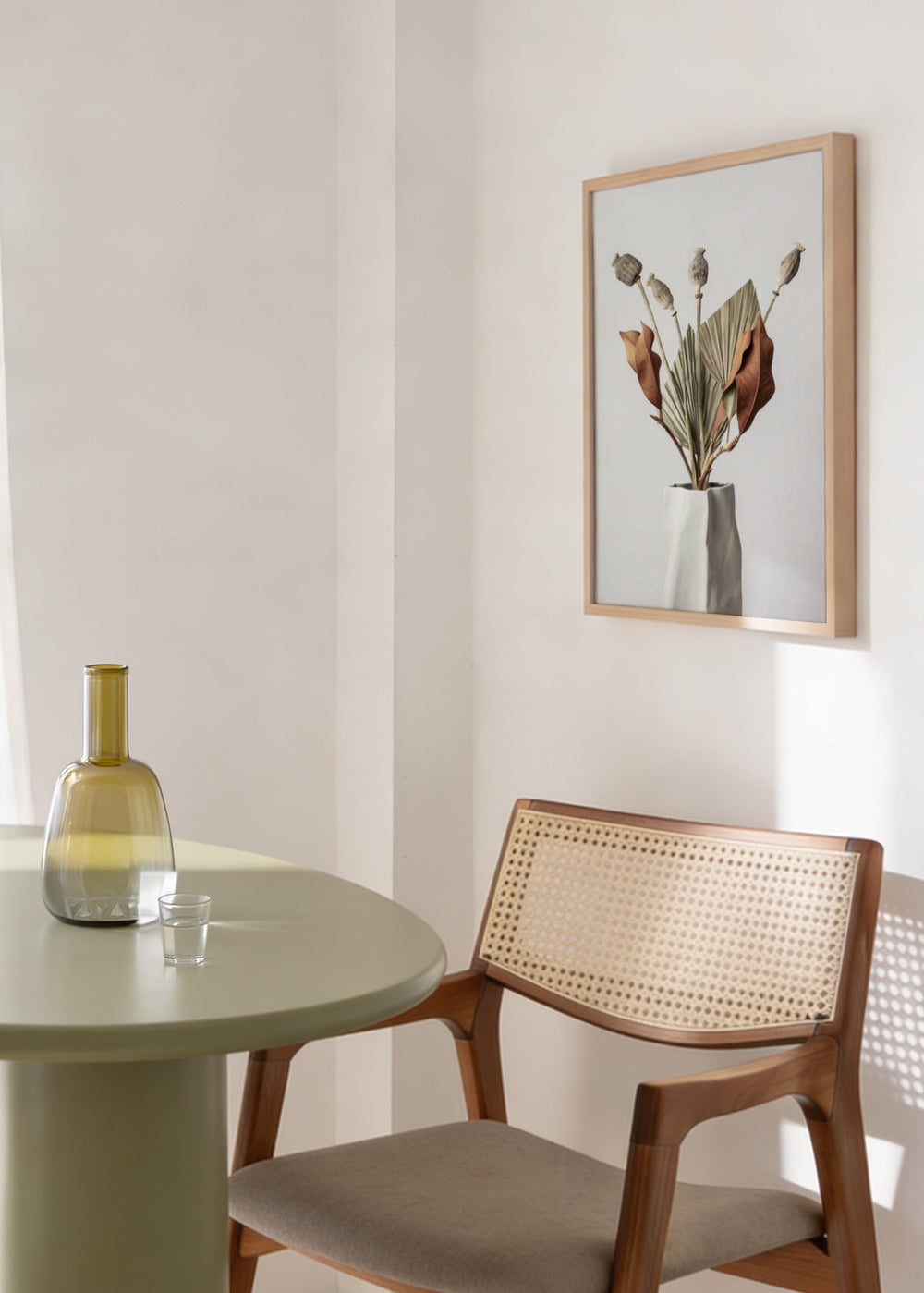 Cuadro decorativo de estilo minimalista y sereno colocado en salón, ramo botánico seco en jarrón blanco, modelo Flowery II