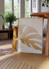 Cuadro decorativo de estilo minimalista y sereno colocado en salón, hoja de monstera dorada minimalista, modelo Monstera Dorada