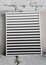 Cuadro de franjas horizontales negras sobre fondo blanco, con contraste marcado, composición ordenada y estilo geométrico sobrio. Disponible en kudeko.com