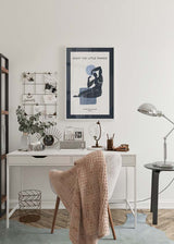 Decoración con cuadros, ideas - lámina decorativa abstracta y moderna con figura femenina (mujer). Colores azul pastel