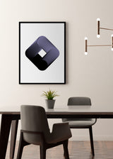 Cuadro de figura romboidal con líneas concéntricas curvas, efecto óptico envolvente en negro y lila sobre fondo blanco, de estilo geométrico. Disponible en kudeko.com