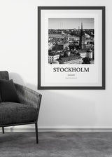 Cuadro con panorámica urbana de Estocolmo, edificios históricos, puerto, iglesia con aguja alta, tonos blanco y negro y estilo fotográfico. Disponible en kudeko.com