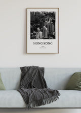 Cuadro de rascacielos de Hong Kong en blanco y negro, con edificios altos, avenidas urbanas, gran densidad arquitectónica y estilo ciudades. Disponible en kudeko.com