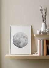 Cuadro de luna llena en tonos gris plata y blanco, sobre fondo claro, con aspecto realista y estilo fotográfico. Disponible en kudeko.com