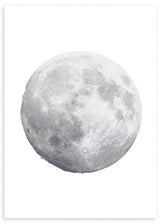 Cuadro de luna llena en tonos gris plata y blanco, sobre fondo claro, con aspecto realista y estilo fotográfico. Disponible en kudeko.com