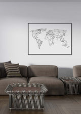 Cuadro horizontal con mapa del mundo de líneas negras, continentes poligonales sobre fondo blanco y composición limpia de estilo geométrico. Disponible en kudeko.com