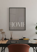 Cuadro con la palabra HOME en letras blancas grandes sobre fondo beige grisáceo liso, composición limpia de estilo con frases. Disponible en kudeko.com