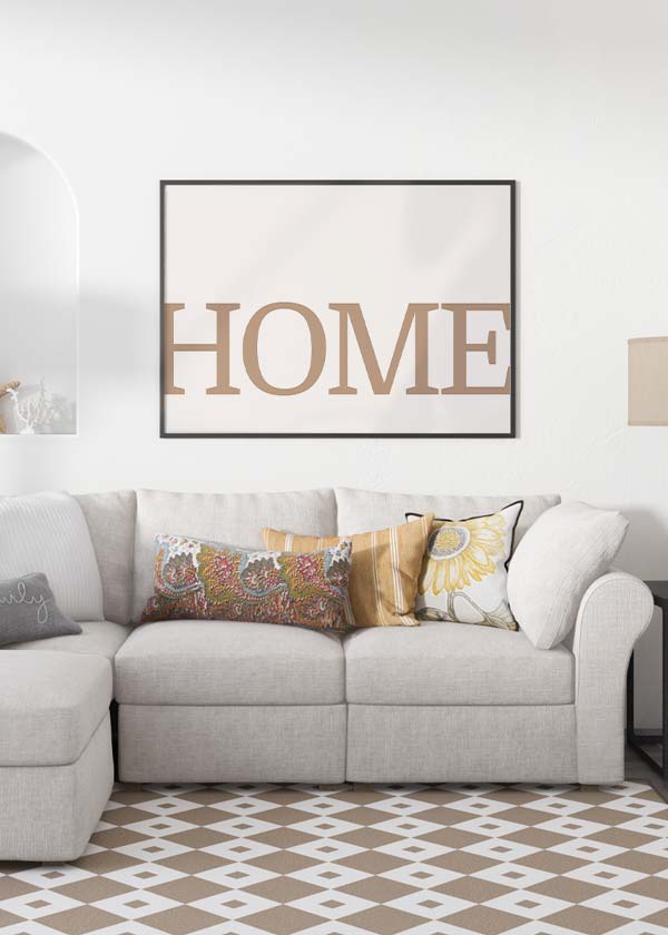 Cuadro horizontal con la palabra HOME en letras grandes beige sobre fondo blanco, composición limpia y estilo con frases. Disponible en kudeko.com