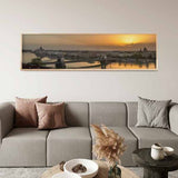 Horizontales Wandbild von Budapest in der Abenddämmerung mit Kettenbrücke, Donau, historischen Gebäuden, goldenen Spiegelungen sowie beige, grauen und sanft blauen Tönen im Städte Stil. Erhältlich auf kudeko.com