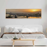 Horizontales Wandbild von Budapest in der Abenddämmerung mit Kettenbrücke, Donau, historischen Gebäuden, goldenen Spiegelungen sowie beige, grauen und sanft blauen Tönen im Städte Stil. Erhältlich auf kudeko.com
