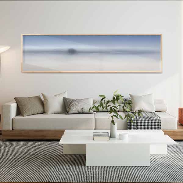 Quadro horizontal com paisagem lacustre envolta em neblina suave, árvores escuras à distância, água em tons de azul acinzentado e branco, num estilo natureza e paisagens depurado. Disponível em kudeko.com