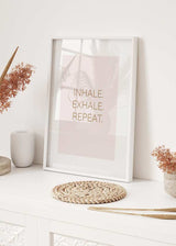 decoración con cuadros, ideas - lámina decorativa con frase, colores rosas y estilo nórdico