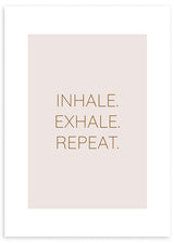 Cuadro con frase Inhale Exhale Repeat sobre fondo rosa palo, letras finas en tono dorado y composición limpia de estilo con frases. Disponible en kudeko.com