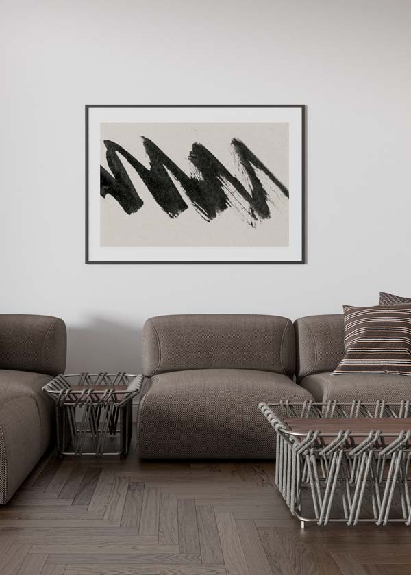 Horizontales Wandbild mit abstrakter Komposition, intensiven schwarzen Gesten auf gebrochen weißem Hintergrund, breiten diagonalen Linien, markantem Kontrast und klarem zeitgenössischem Stil. Erhältlich auf kudeko.com