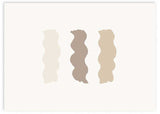 Tableau horizontal avec trois formes ondulées et allongées en beige clair, taupe et sable sur fond blanc, dans un style minimaliste épuré. Disponible sur kudeko.com