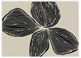Quadro horizontal com grande flor preta de três pétalas sobre fundo bege, linhas orgânicas marcadas, contraste suave e composição floral contemporânea de estilo depurado. Disponível em kudeko.com