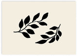 Horizontales Wandbild mit zwei schwarzen Blattzweigen auf hellbeigem Hintergrund, schlichte botanische Komposition, klare Linien, minimalistischer Stil und neutrale Farbwirkung für moderne Wandgestaltung. Erhältlich auf kudeko.com