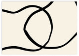 Horizontales Wandbild mit verflochtenen schwarzen Kurvenlinien auf hellem Beigeton, abstrakter Komposition mit klarem Kontrast und minimalistischem Stil. Erhältlich auf kudeko.com