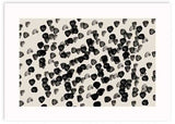 Tableau horizontal avec petites formes abstraites noires et grises dispersées sur fond blanc cassé, composition organique au style contemporain en noir et blanc. Disponible sur kudeko.com
