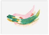 Horizontales Wandbild mit geschwungenen abstrakten Formen in Rosa, Smaragdgrün, Creme, Senfgelb und roten Akzenten auf weißem Hintergrund, im zeitgenössischen abstrakten Stil. Erhältlich auf kudeko.com