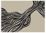 Horizontales Wandbild mit schwarzen, welligen Linien auf beigem Hintergrund, organisches abstraktes Motiv, klarer Kontrast und moderner Stil für die Wandgestaltung. Erhältlich auf kudeko.com