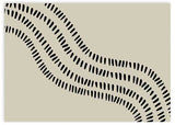 Horizontales Wandbild mit schwarzen wellenförmigen Linien aus kleinen wiederholten Strichen auf hellbeigem Hintergrund, organische Komposition im abstrakten und zeitgemäßen Stil. Erhältlich auf kudeko.com