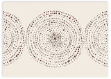 Cuadro horizontal con círculos concéntricos de puntos en beige, terracota y marrón sobre fondo claro, composición geométrica de aire boho y aspecto sereno. Disponible en kudeko.com