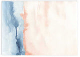 Horizontales Wandbild mit abstrakter Komposition aus diffusen Formen in Graublau, Altrosa und hellem Beige, weiche helle Wirkung im abstrakten Stil für moderne Wandgestaltung. Erhältlich auf kudeko.com