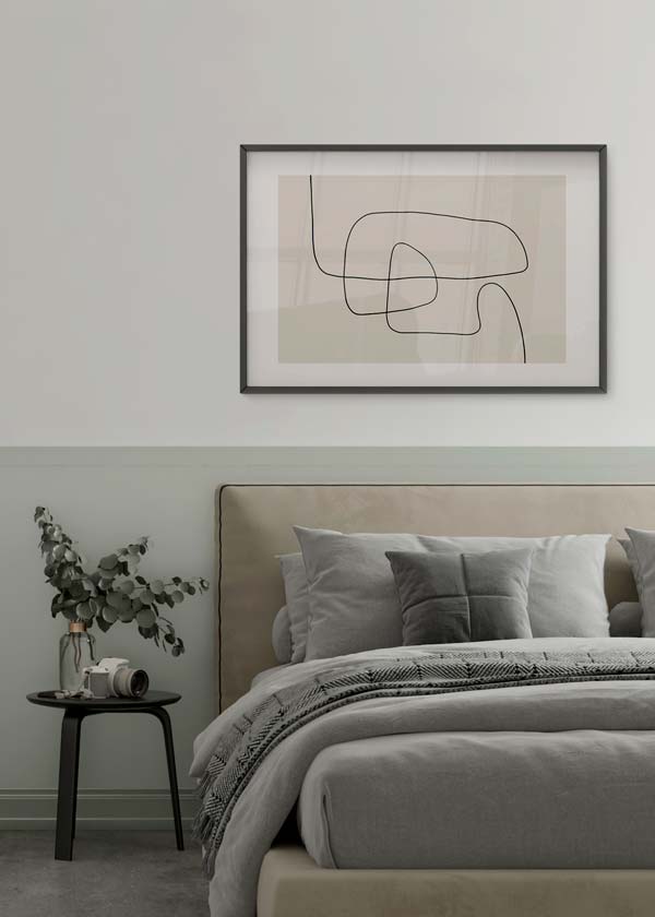 Horizontales Wandbild mit durchgehenden schwarzen Linien, organischen Formen auf hellbeigem Hintergrund und minimalistischer abstrakter Gestaltung mit ruhiger Wirkung. Erhältlich auf kudeko.com