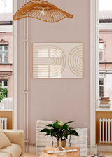 Quadro horizontal com dois arcos concêntricos em bege claro sobre fundo branco quebrado, composição abstrata de linhas suaves e estilo minimalista depurado. Disponível em kudeko.com