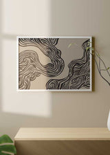 Horizontales Wandbild mit organischen geschwungenen schwarzen Formen auf beigem Hintergrund, fließenden Linien, abstrakter Gestaltung und elegantem Kontrast für moderne Räume. Erhältlich auf kudeko.com