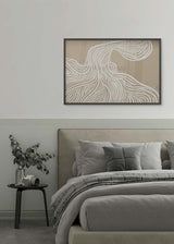 Horizontales Wandbild mit weißen geschwungenen Linien, warmem beigem Hintergrund, organischer abstrakter Komposition und klarem Stil für moderne Wandgestaltung. Erhältlich auf kudeko.com