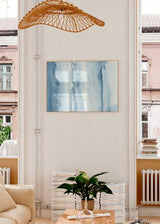 Tableau horizontal avec composition abstraite aux formes fluides en bleu glace, bleu grisé et blanc, avec effet vaporeux, ambiance calme et style contemporain. Disponible sur kudeko.com
