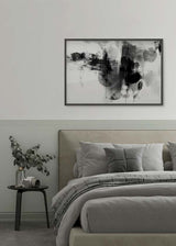 Horizontales Wandbild mit abstrakter Komposition in Weiß, Schwarz und Grau, diffusen Flächen, gestischen Linien, sanften Überlagerungen und markantem Kontrast auf hellem Hintergrund, im reduzierten zeitgenössischen Stil. Erhältlich auf kudeko.com
