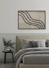 Horizontales Wandbild mit schwarzen wellenförmigen Linien aus kleinen wiederholten Strichen auf hellbeigem Hintergrund, organische Komposition im abstrakten und zeitgemäßen Stil. Erhältlich auf kudeko.com