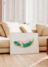 Horizontales Wandbild mit geschwungenen abstrakten Formen in Rosa, Smaragdgrün, Creme, Senfgelb und roten Akzenten auf weißem Hintergrund, im zeitgenössischen abstrakten Stil. Erhältlich auf kudeko.com