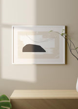 Quadro horizontal com forma orgânica preta, blocos brancos sobrepostos, fundo bege suave e linha curva fina, num estilo minimalista equilibrado. Disponível em kudeko.com