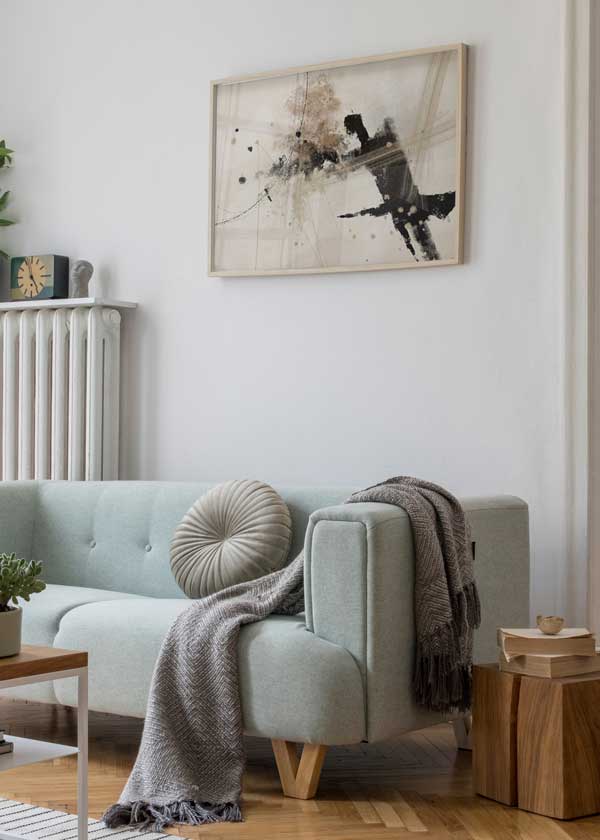 Horizontales Wandbild mit abstrakter Komposition aus schwarzen Formen, weichen beigen Nuancen, feinen Linien und weißem Hintergrund im ausgewogenen zeitgenössischen Stil. Erhältlich auf kudeko.com